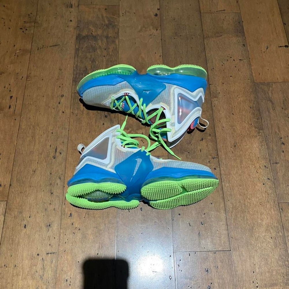 Nike LeBron 19 "Tropical" Size 11.5